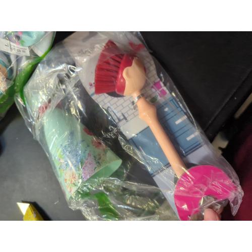 Vigar Dolls Dish Brush with Ergonomic Handle and Dres-shaped Storage Holder - Scrub Brush for Pans, Pots, Kitchen Sink Cleaning, Blue/Pink