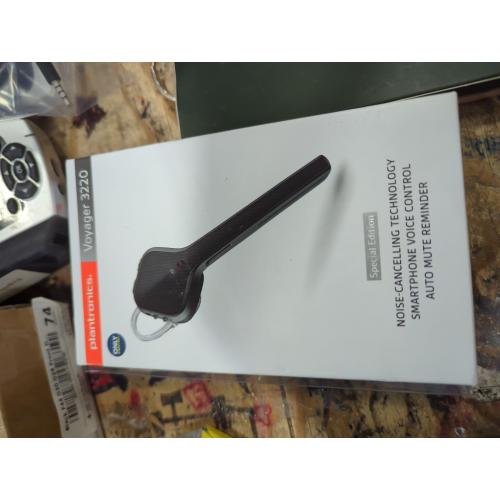 Plantronics - Voyager 3220 Bluetooth Headset - Diamond Black