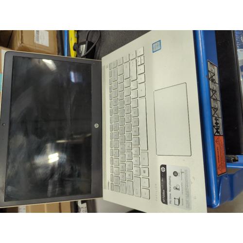 HP Pavilion - 14-bk061st With Charger