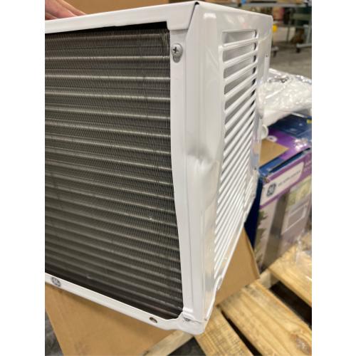 GE 250 Sq. Ft. 6000 BTU Window Air Conditioner - AWCS06BWB White (Damaged, see en the picture)