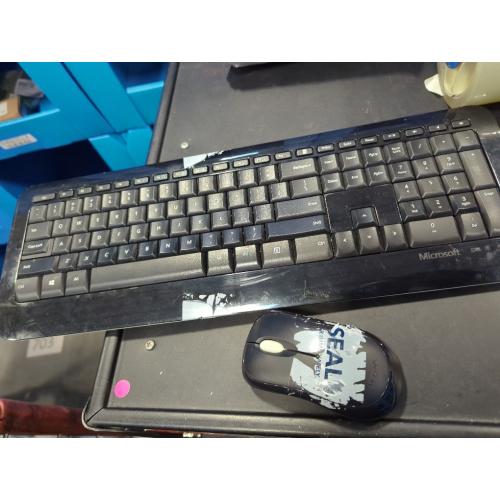 Microsoft Wireless Desktop 850 with AES ) - Black. Wireless Keyboard and Mouse Combo. Snap-In USB Transciever. Right/Left Hand Use Mouse