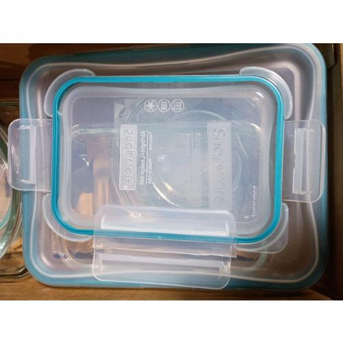 Snapware Pyrex 18-piece Glass Food Storage Set (1 Lid damaged)