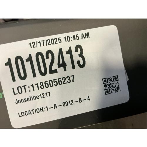 Bundle of WYZE 2.5K Wireless Outdoor/Indoor Battery Security Camera and Removable Battery Pack