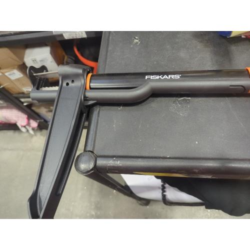 Fiskars 4-Claw Stand Up Weed Puller Tool, Gardening Hand Weeding Tool with 39 Long Ergonomic Handle with Easy-Eject Mechanism