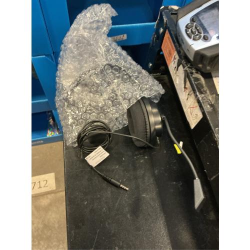 Insignia - Wired Chat Headset for Xbox Series X | S and Xbox One - Black/Green