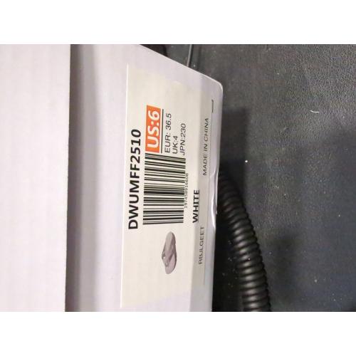 Dream Paris women's white foam flip flops size 6