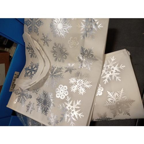 PerKoop 4 Pcs Extra Large Christmas Snowflake Gift Bag 20 x 16 Inch Jumbo Metallic Silver Bag Large Tote with Handles Christmas Tree Reusable Non Woven Gift for Xmas Party Favor Supplies