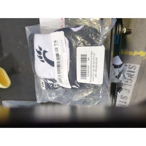 One Size COLOR BLAC AND WHITE  For Bare Feet NCAA Youth Surge Team Mascot Quarter Socks - All Weather Performance - Girls & Boys - Enhance your Footwear Collection (Cincinnati Bearcats - Red, One Size)