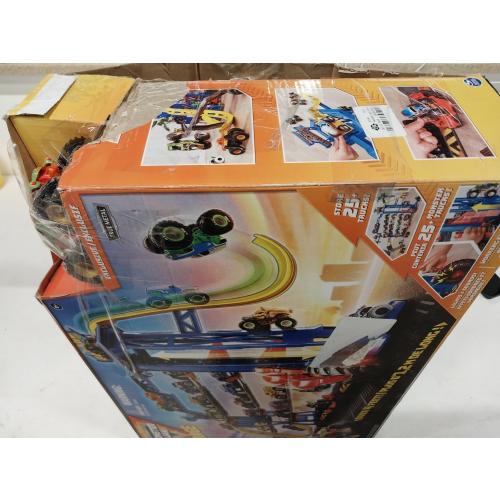 Monster Jam Garage Playset