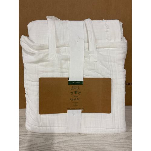 BEE & WILLOW  fringe Quilt set  Full /Queen.    Set includes  1 Quilt , 2   Shams.