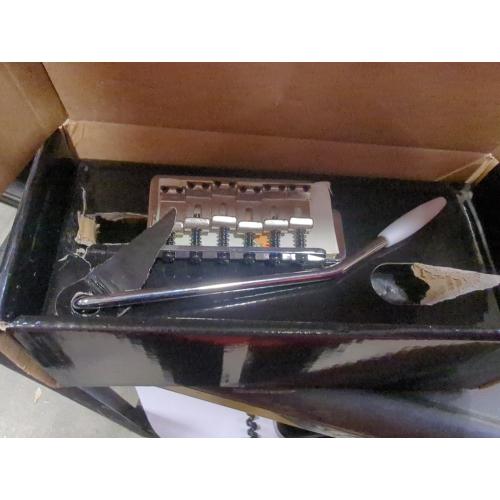 Fender Vintage/Narrow Strat Tremolo Assembly, Chrome Electric Guitar Bridge (0992070000)
