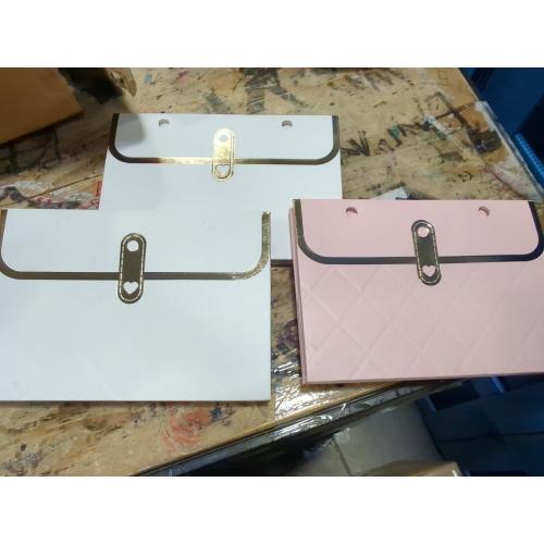 NADUSEP 4 PCS Flower Paper Gift Box, Bouquet Storage Bucket Florist Handbag with Metal Chain, Gift Craft Wrap Bag for Wedding Party Valentine's Day Birthday Mother's Day Bridal Shower Gift Wrap Bags (White Pink)