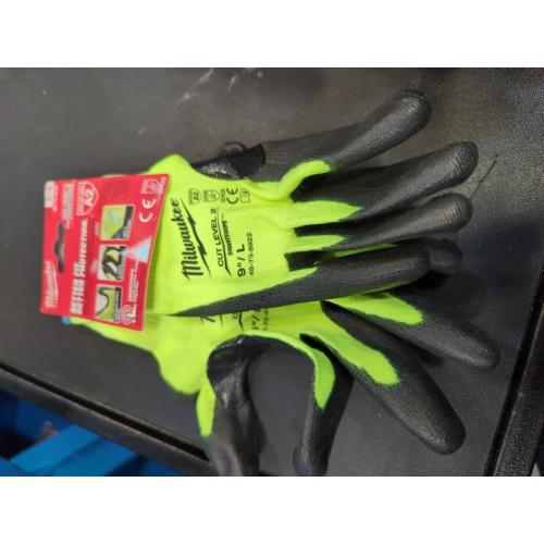 Milwaukee High Visibility Cut Level 2 Polyurethane Dipped - L/G