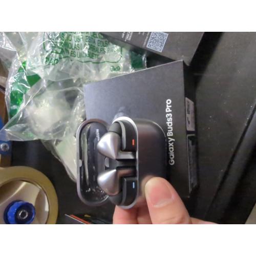 SAMSUNG Galaxy Buds3 Pro (2024, ANC) Water Resistant, AI Real-Time Language Interpreter, True Wireless Bluetooth 5.4 Earbuds, Hi-Fi, Noise Cancelling, Touch Control, International Model R630 (Silver)