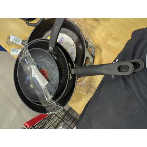 T-Fal 3 Piece fry pan set NEEDS CLEANING