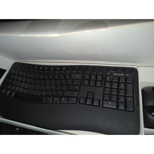 Microsoft Wireless Comfort Desktop 5050 - USB Wireless RF Keyboard - USB Wireless RF BlueTrack Mouse - 16 Hot Keys - Scroll Wheel