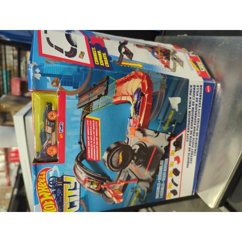 Hot Wheels City Track Pack, 10 Piece Set Includes Track Base & Various Track Pieces to Build a Cityscape, with 1 Hot Wheels Car, Connects to Other Sets, Gift for Kids 4 Years & Up