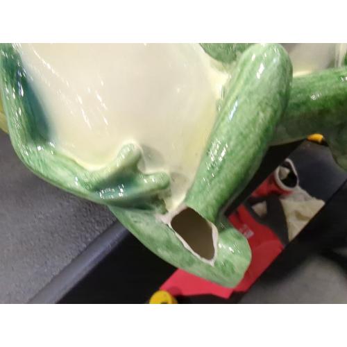 Green Resin Three Sitting Frogs with Leaf Bowl Decorative Planter