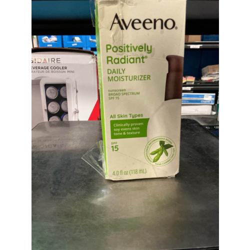 Aveeno Positively Radiant Clear Complexion Face Moisturizer, Acne Facial Moisturizer with Soy and Salicylic Acid for Oily Skin, Hypoallergenic Formula, Paraben-Free, Non-Comedogenic, Pump, 4 FL OZ