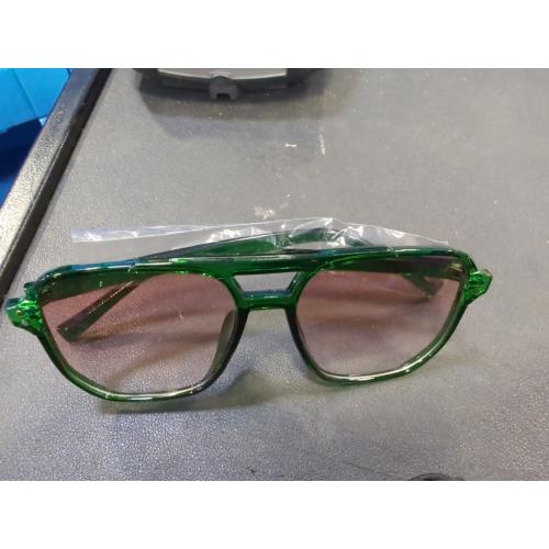 GREEN FEISEDY Retro Square Aviator Sunglasses Women Men 70s Vintage Trendy Plastic Frame Sun Glasses B2835