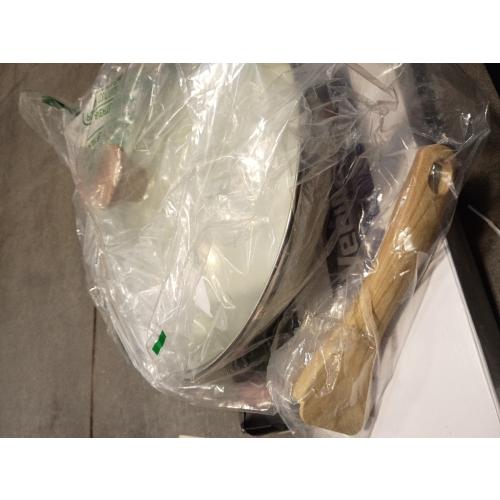 SENSARTE Ceramic Nonstick Frying Pan Skillet with Lid, 9.5inch Non Stick Pan Omelet Pans, Non-toxic Kitchen Cooking Chef's Pan, Free of Intentionally Added PFAS/PTFE/PFOA, Induction Compatible, White