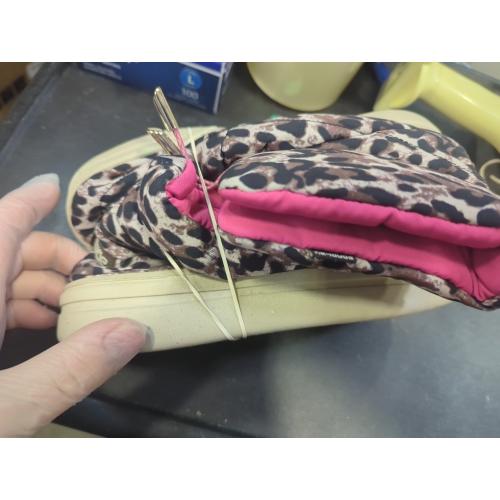 Size Y3-L4 Color brown Hey Dude boots