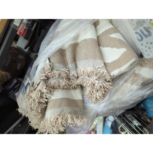 VClife Boho Couch Cover for 2 Cushion Couch Sofa Cover Thick Chenille Sectional Sofa Cover for Dog Modern Beige Khaki Cream White Plaid Triangle Sofa Slipcover Loveseat Cover Futon Covers 71''x118''