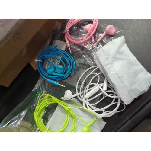 Earbuds Headphones with Microphone Pack of 5, Noise Isolating Wired Earbuds, Earphones with Powerful Heavy Bass Stereo, Compatible with Android, Phone, Laptops, MP3 and Other Interfaces (3.5mm)