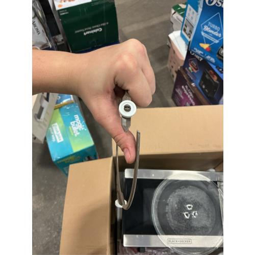 BLACK DECKER 0.7 cu ft 700W Microwave Oven - Black - EM720CPN-P