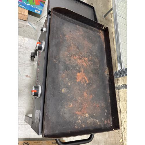 Blackstone Original 2-Burner 28 Propane Omnivore Griddle with Hard Cover - Walmart Business Supplies (used - see in the pictures)