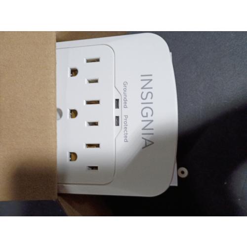 Insignia™ - 6-Outlet / 2-USB-C / 1-USB Wall Tap 1,800 Joules Surge Protector - White
