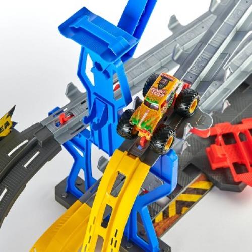 Monster Jam Garage Playset