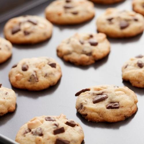 Wilton Ultra Bake Professional 12 x 16 Nonstick Large Baking Pan & 12 Plastic Cake Tray with Lid - Room Essentials™: BPA-Free Round Dessert & Bakery Tray, Dishwasher-Safe, Clear ( has an imperfection on plastic tray)