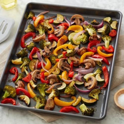 Wilton Ultra Bake Professional 12 x 16 Nonstick Large Baking Pan & 12 Plastic Cake Tray with Lid - Room Essentials™: BPA-Free Round Dessert & Bakery Tray, Dishwasher-Safe, Clear ( has an imperfection on plastic tray)