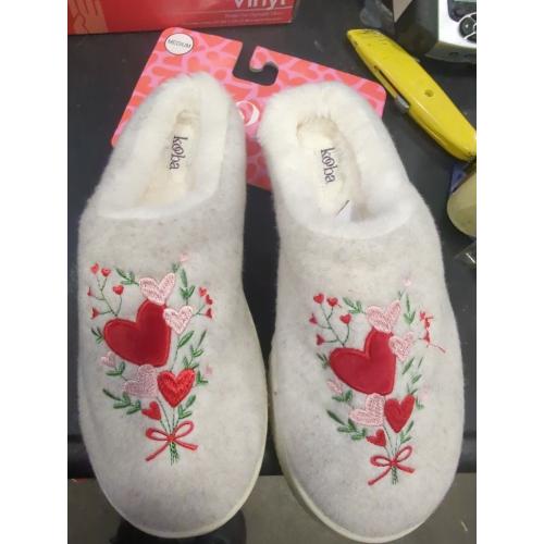 Size M 6 1/2 -7 1/2 Color White fuzzy heart slippers