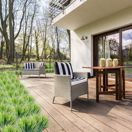 JEMONG 12 Bundles Artificial Grasses Outdoor UV Resistant Fake Grass No Fade Faux Plastic Plants Garden Window Box Decorating(Green Grass)