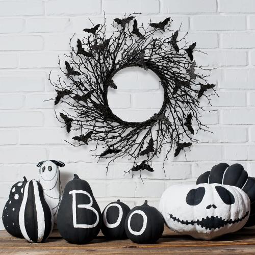 Sggvecsy 17.7Artificial Black Twig Wreath with Glitter Bats - Handmade Sparkling Hanging Decorations for Front Door, Indoor/Outdoor Halloween Party
