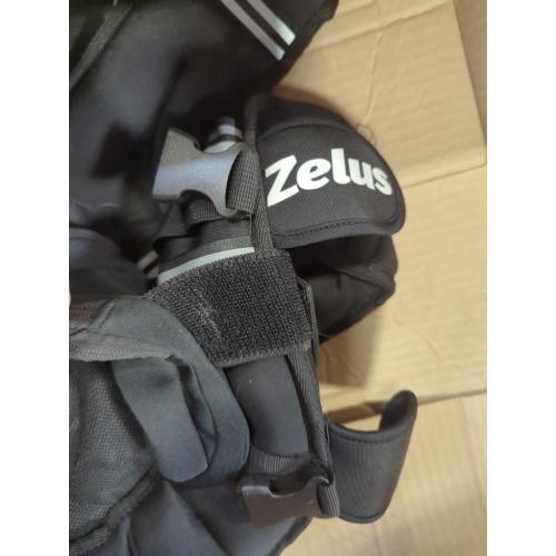 ZELUS Weighted Vest for Women Men, 4-10lb/11-20lb/20-32lb Adjustable Weight Vest with 6 Iron Sand Bags, U-Shaped Rucking Vest with Adjustable Buckle Straps, Workout Vest for Strength Training, Black