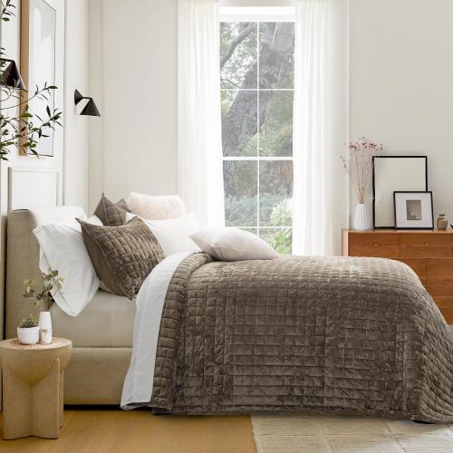 RECYCO 108 x 96 in Luxury Velvet Quilt Set King Size Bedding Sets, Ultra Soft Velvet Comforter Set, Lightweight Channel Box Stitch Oversized Bedspread Coverlet for All Season, with 2 Shams, Mocha Brown